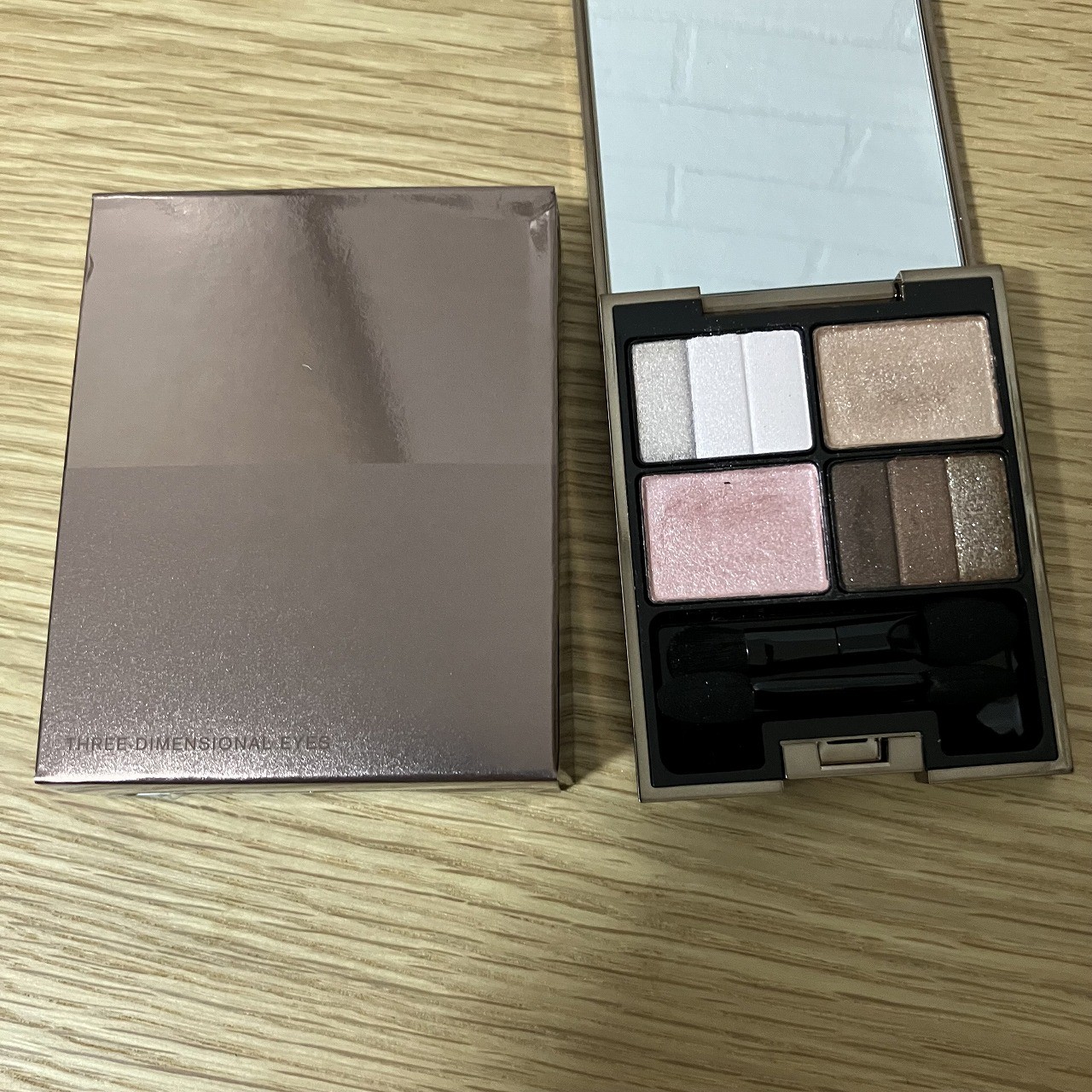 ルナソルの8色入りのアイシャドウは使用頻度の低い色は少量、メインで